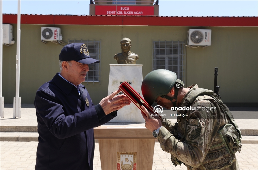 Milli Savunma Bakanı Akar komutanlarla sınırın sıfır noktasında incelemelerde bulunuyor