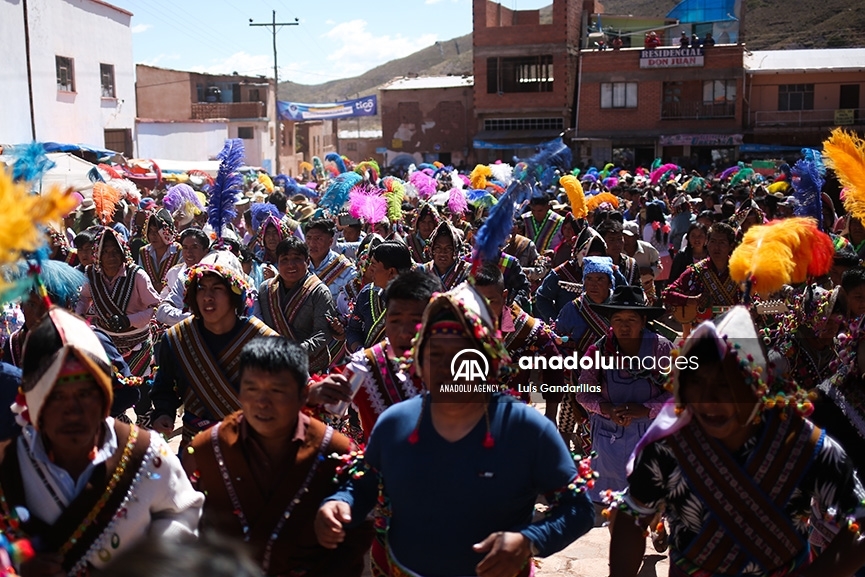 Habitantes de diferentes comunidades ingresan al pueblo bailando al inicio del Tinku en Macha, Potosí, Bolivia