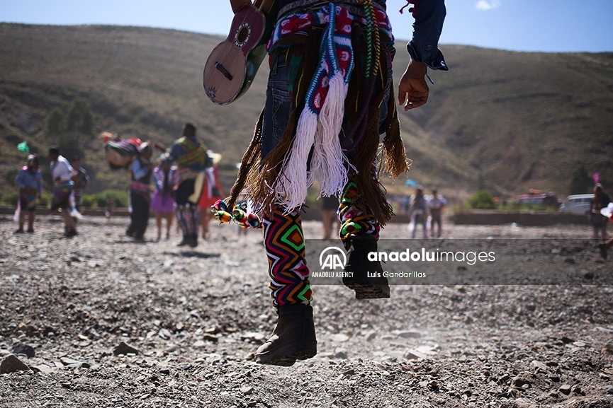 Miembros de la comunidad bailan antes de entrar al pueblo durante el Tinku en Macha, Potosí, Bolivia