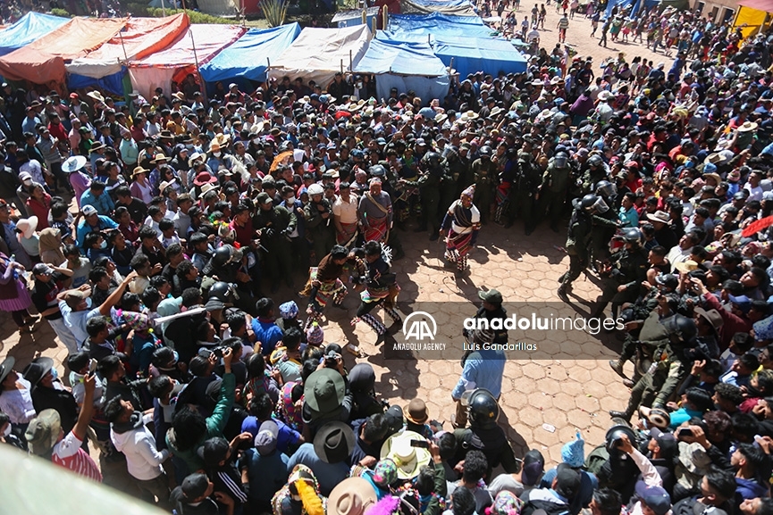 Miembros de diferentes comunidades realizan las tradicionales peleas en la celebración del Tinku en Macha, Potosí, Bolivia