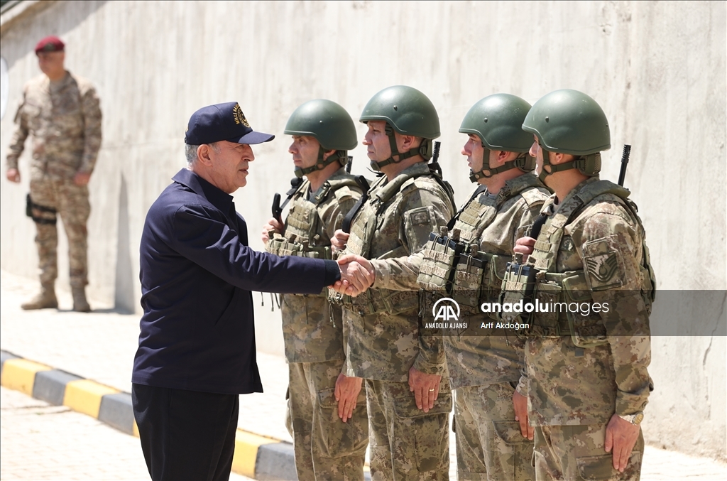 Milli Savunma Bakanı Akar komutanlarla sınırın sıfır noktasında incelemelerde bulunuyor