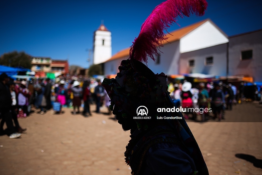 Habitantes de diferentes comunidades bailan al inicio del Tinku en Macha, Potosí, Bolivia