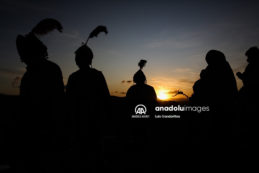 Varios indígenas bailan en la cima de una colina cuando comienza el festival de Tinku en Macha, Potosí, Bolivia.