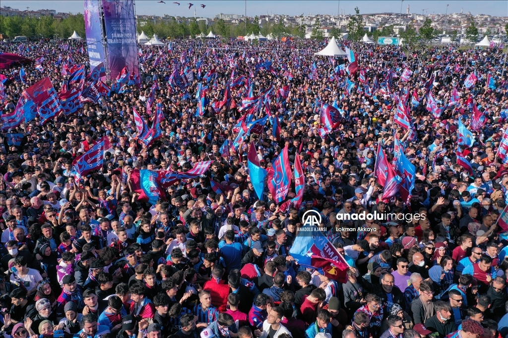 Trabzonsporlu taraftarlar İstanbul'da takımlarının şampiyonluğunu kutladı