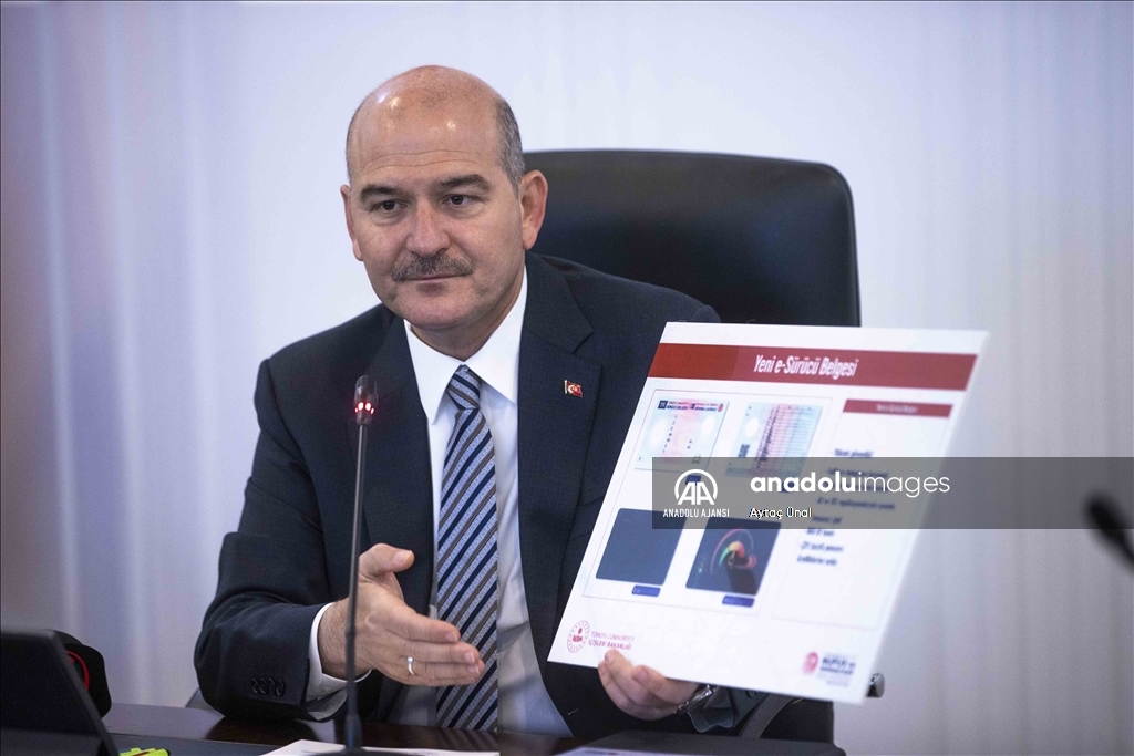 Bakan Soylu, yerli pasaport ve yeni sürücü belgesinin tanıtımını yaptı