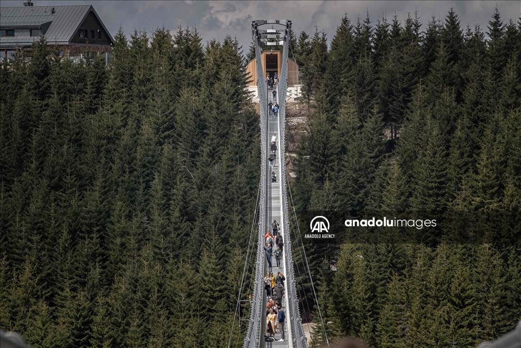 Las sorprendentes imágenes captadas en el puente peatonal más largo del mundo en República Checa 4