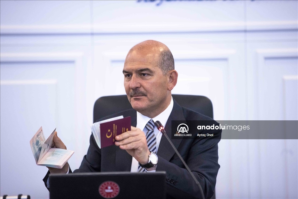Bakan Soylu, yerli pasaport ve yeni sürücü belgesinin tanıtımını yaptı