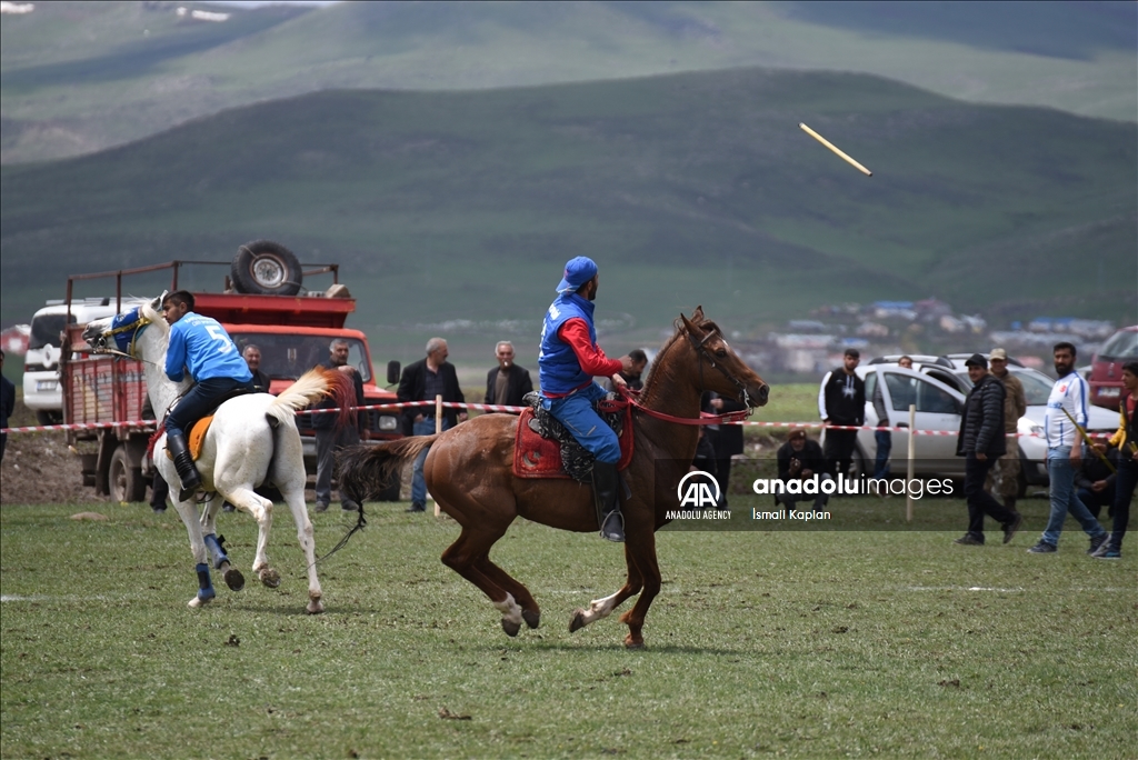 Cirîdbazan vê carê li deşta hêşîn hesp bezandin