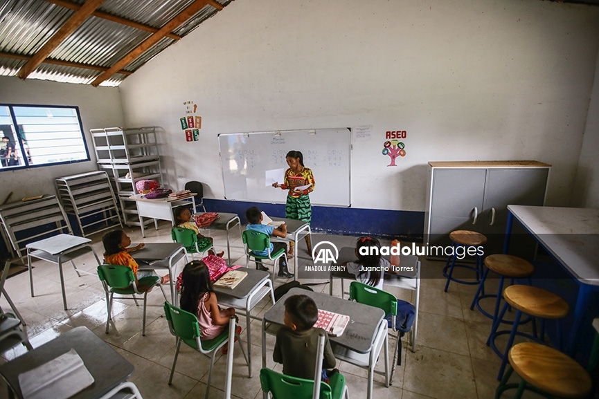 Los niños de la comunidad indígena Guna Dule reciben clases en una escuela de Unguía, Chocó