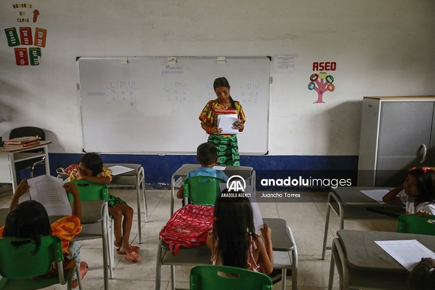 Los niños de la comunidad indígena Guna Dule reciben clases en una escuela de Unguía, Chocó