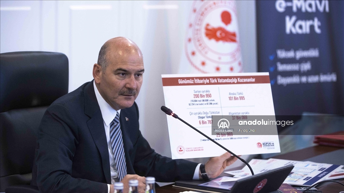 Bakan Soylu, yerli pasaport ve yeni sürücü belgesinin tanıtımını yaptı