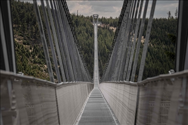 Las sorprendentes imágenes captadas en el puente peatonal más largo del mundo en República Checa
