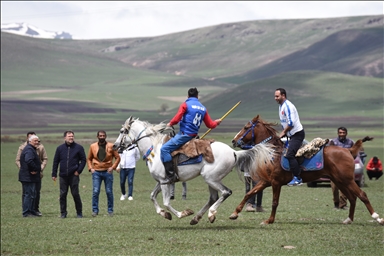 Cirîdbazan vê carê li deşta hêşîn hesp bezandin