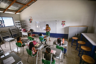 Así reciben clases niños y niñas de la comunidad indígena Guna Dule en el municipio de Unguía, Chocó
