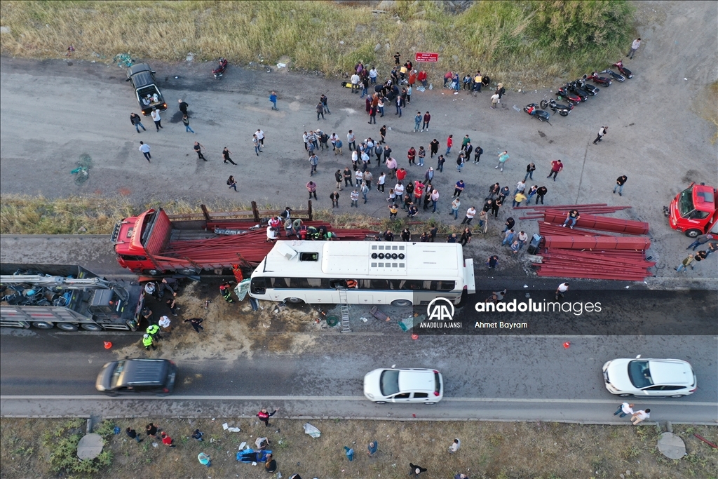 Manisa'da işçi otobüsüyle kamyonun çarpışması sonucu 30 kişi yaralandı