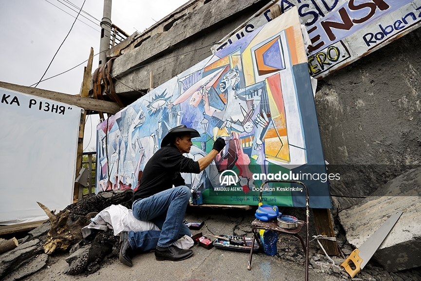 El artista mexicano Roberto Márquez crea pinturas en medio de la destrucción causada por la guerra en Ucrania