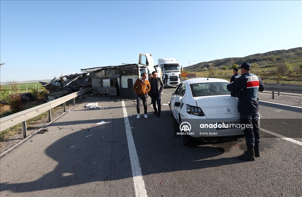 Otomobil yüklü tır devrildi: 9 araç hasar gördü