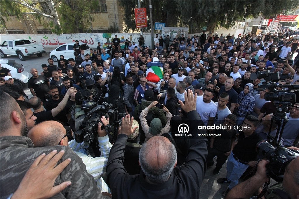 İsrail askerleri tarafından öldürülen Al-Jazeera'nin kadın muhabiri Şirin Ebu Akile'nin cenaze töreni
