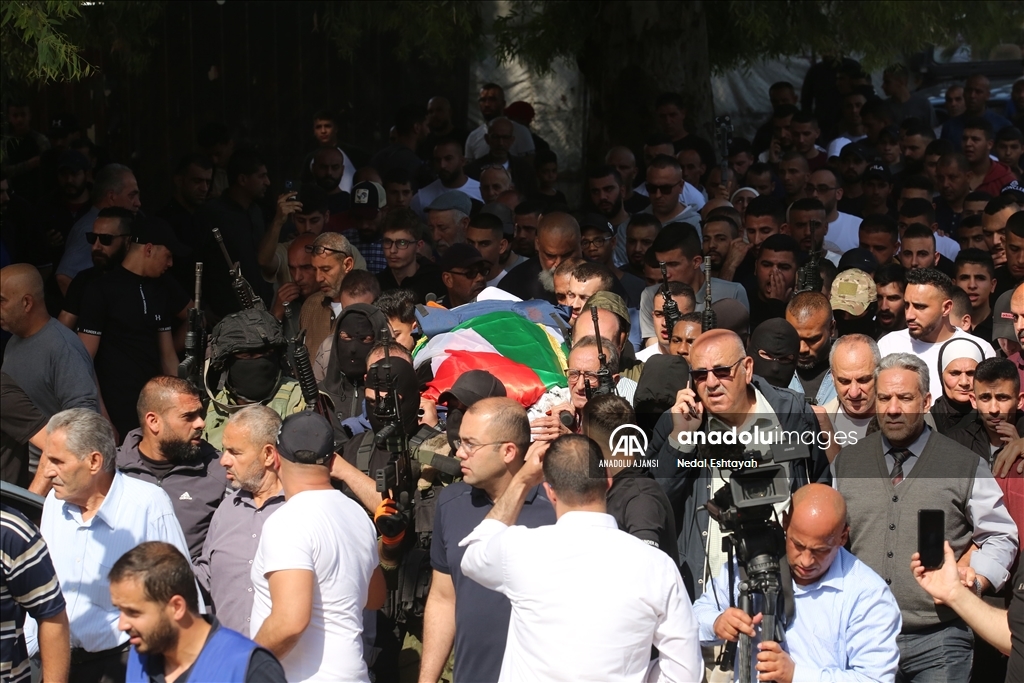 İsrail askerleri tarafından öldürülen Al-Jazeera'nin kadın muhabiri Şirin Ebu Akile'nin cenaze töreni