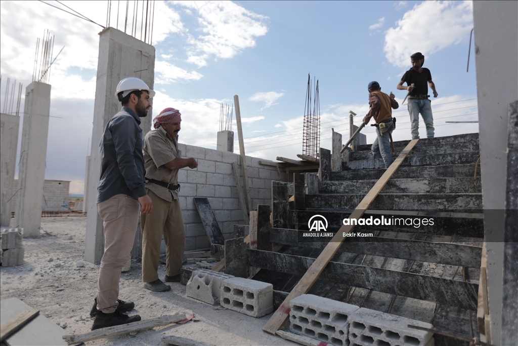 Suriye’nin kuzeyindeki bölgelerde briket evler inşa ediliyor