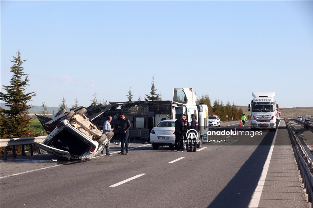 Otomobil yüklü tır devrildi: 9 araç hasar gördü