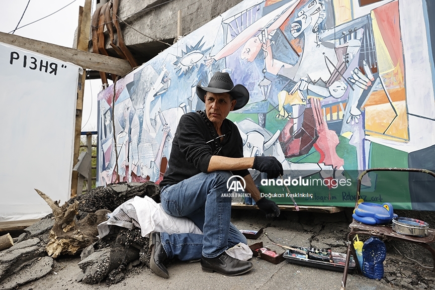 El artista mexicano Roberto Márquez crea pinturas en medio de la destrucción causada por la guerra en Ucrania