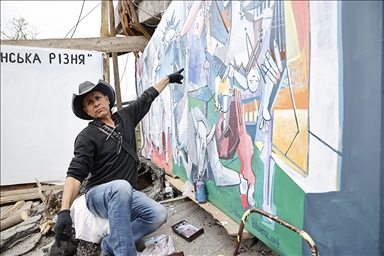 El artista mexicano que crea pinturas en medio de la destrucción causada por la guerra en Ucrania