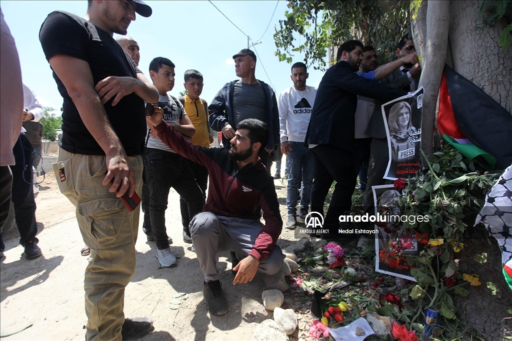 موقع مقتل الصحفية "أبو عاقلة" يتحوّل إلى مزار