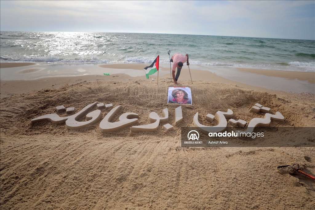Seniman Palestina tulis nama jurnalis Aljazeera di pantai Gaza