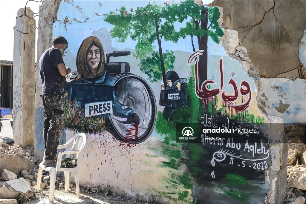 Grafiti jurnalis Aljazeera yang terbunuh di reruntuhan kota Idlib