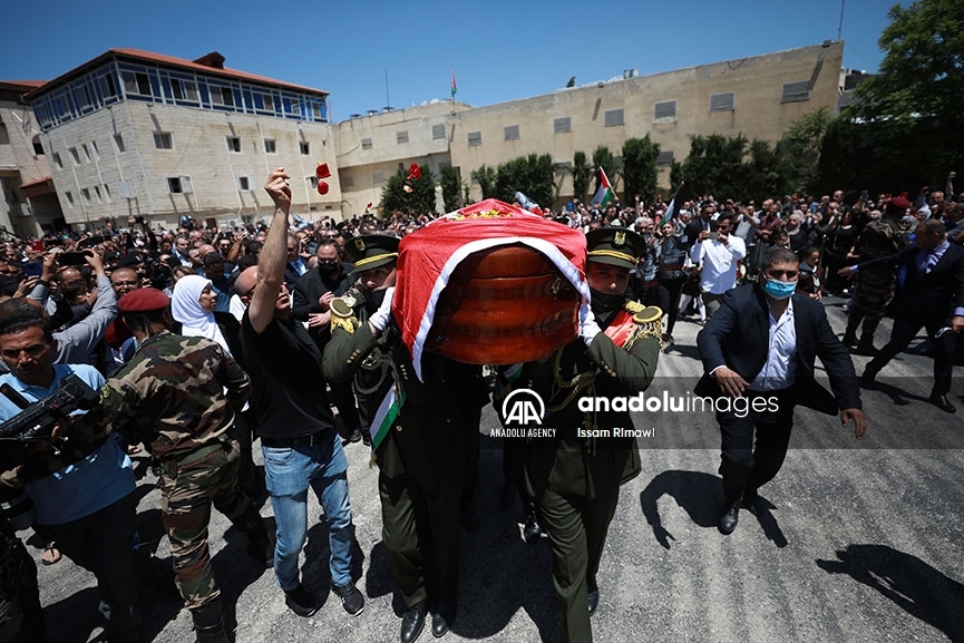Procesión fúnebre en Ramala, Cisjordania, por la asesinada periodista Shireen Abu Akleh 