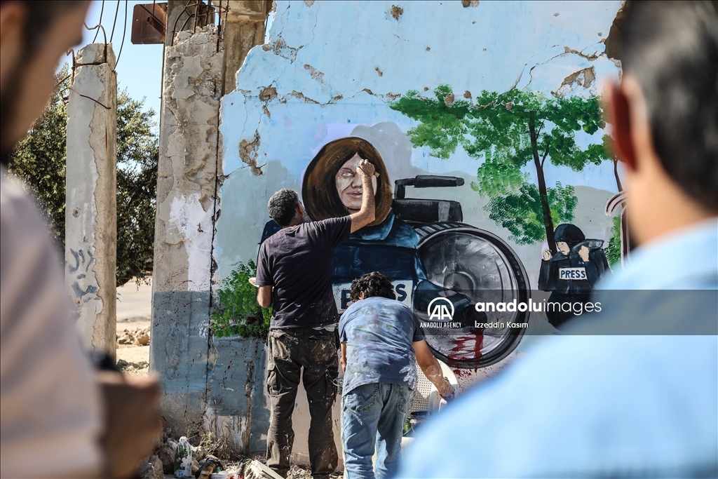 Grafiti jurnalis Aljazeera yang terbunuh di reruntuhan kota Idlib