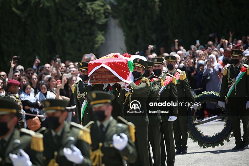 Procesión fúnebre en Ramala, Cisjordania, por la asesinada periodista Shireen Abu Akleh 