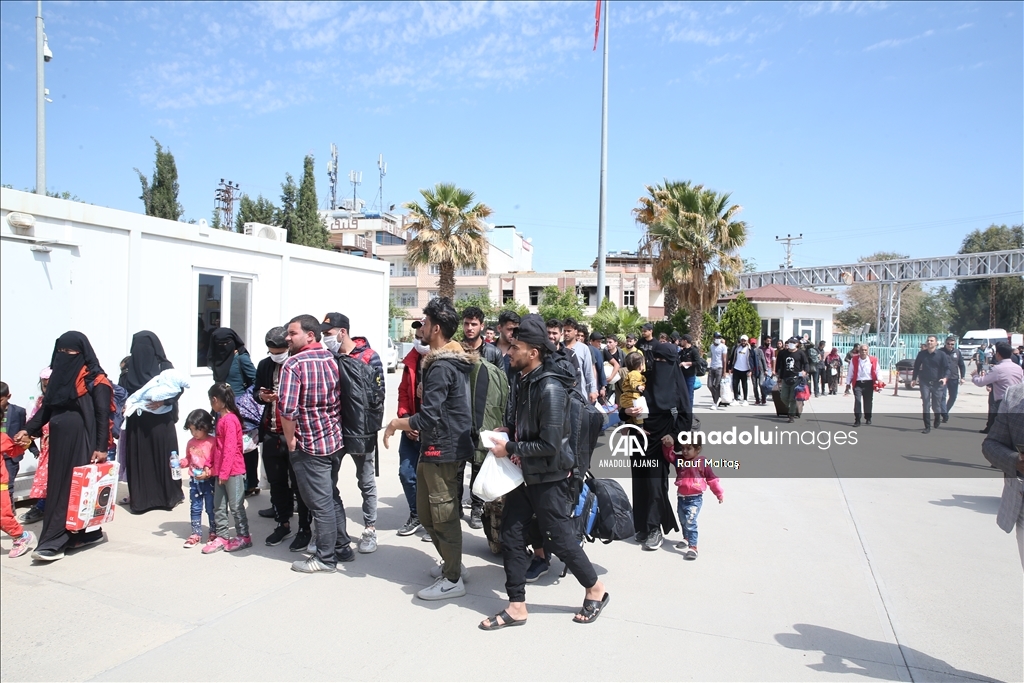 Suriyelilerin ülkelerine gönüllü geri dönüşleri sürüyor