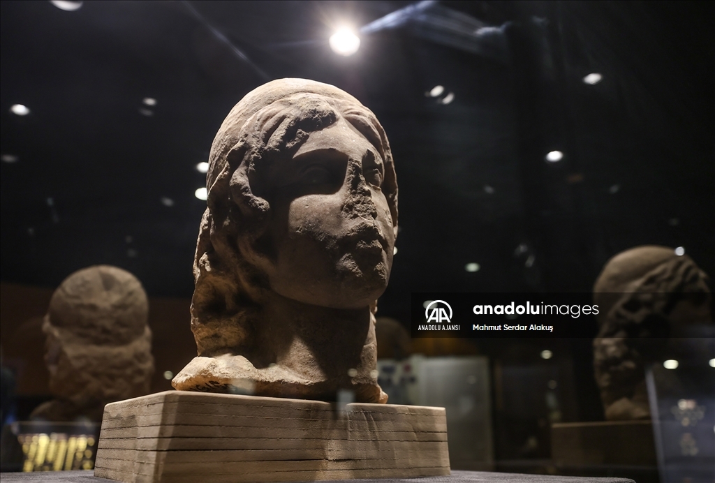 İzmir'deki "kehanet merkezinde" bulunan Apollon heykelleri ziyaretçisiyle buluştu