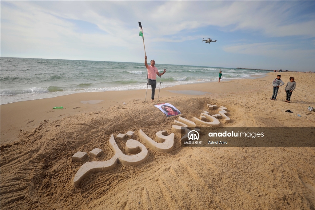 Seniman Palestina tulis nama jurnalis Aljazeera di pantai Gaza