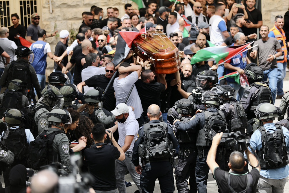 La Policía israelí ataca a los dolientes en la procesión fúnebre de la periodista Shireen Abu Akleh en Jerusalén Este