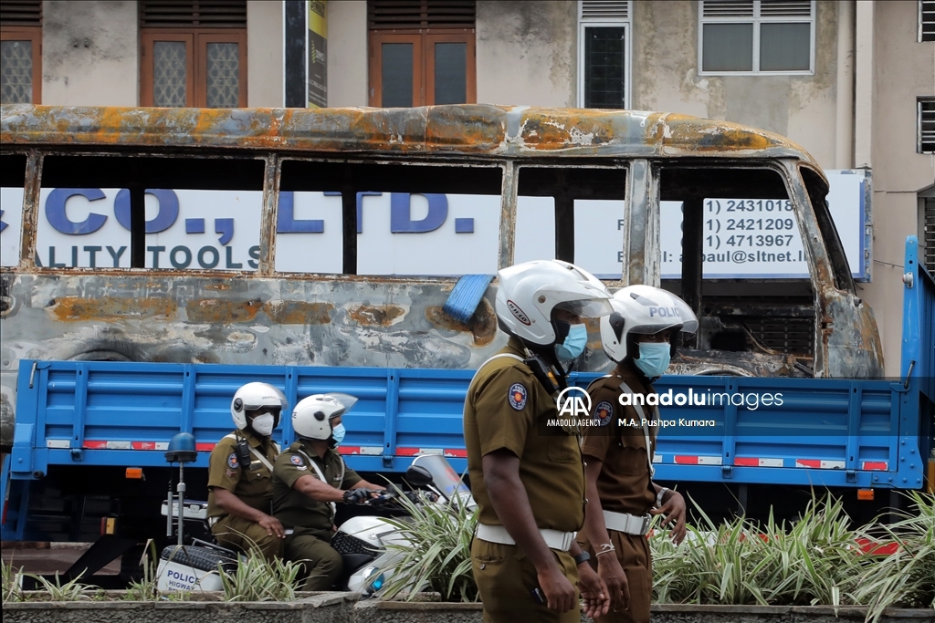 Pasca bentrokan petugas keamanan patroli di jalan-jalan kota Srilanka