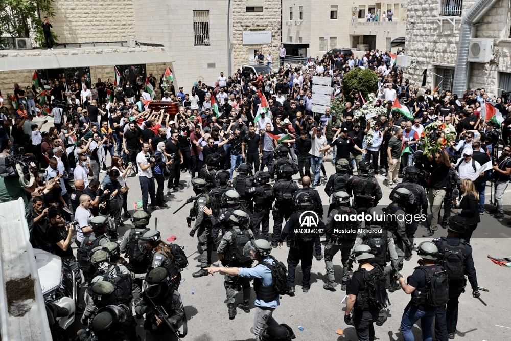 La Policía israelí ataca a los dolientes en la procesión fúnebre de la periodista Shireen Abu Akleh en Jerusalén Este
