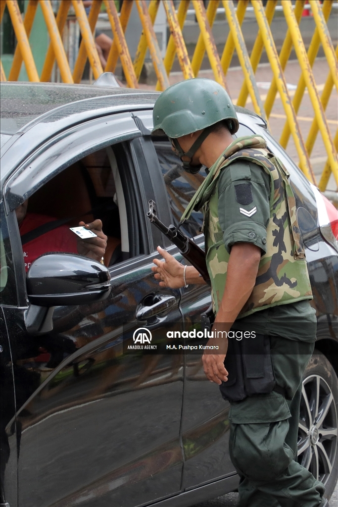 Pasca bentrokan petugas keamanan patroli di jalan-jalan kota Srilanka