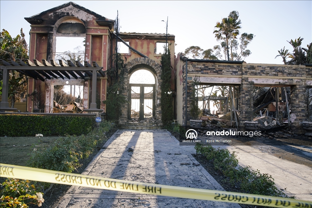 California'da çalılık alanda çıkan yangın evlere sıçradı