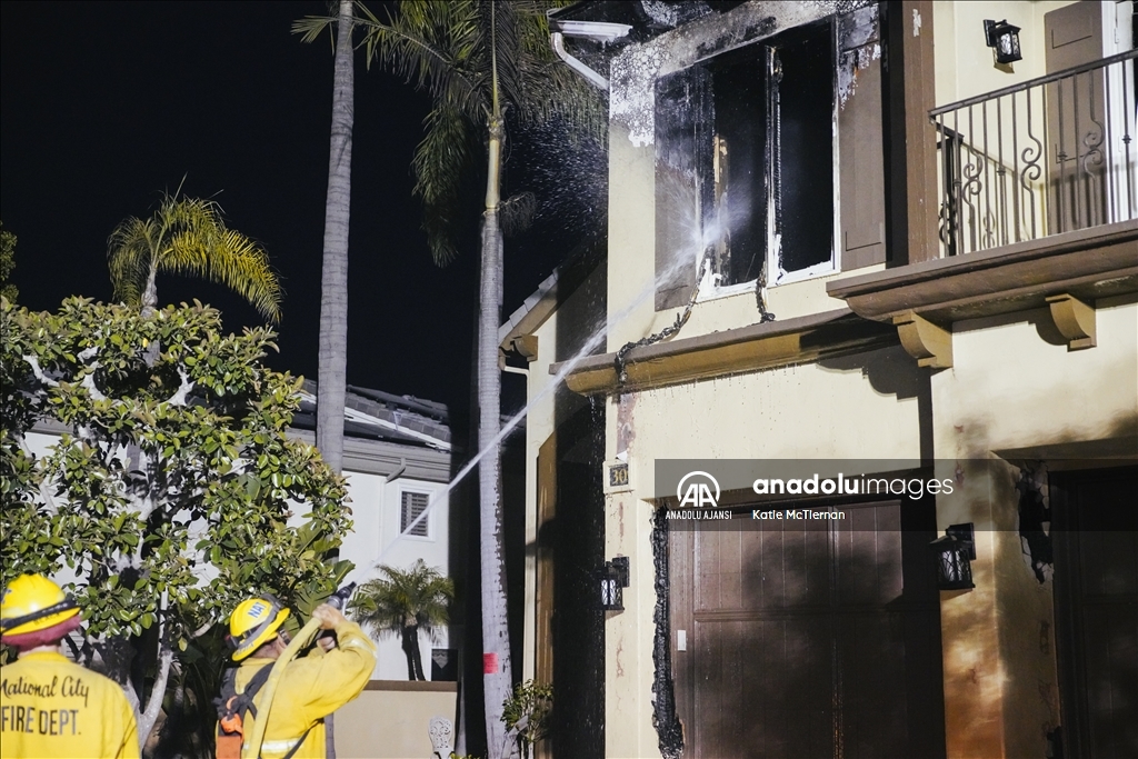 California'da çalılık alanda çıkan yangın evlere sıçradı