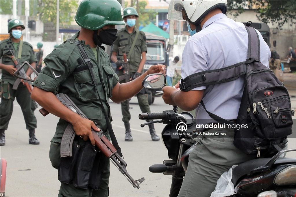 Pasca bentrokan petugas keamanan patroli di jalan-jalan kota Srilanka