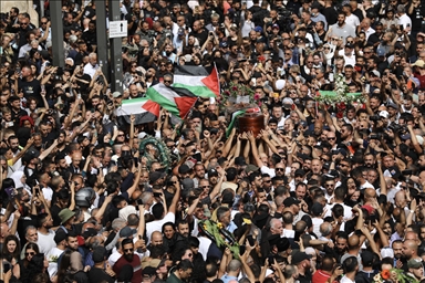 Masiva procesión fúnebre en Jerusalén Este con el cuerpo de la asesinada periodista Shireen Abu Akleh