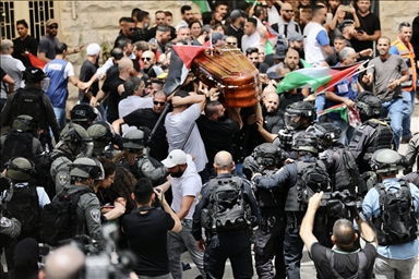 La Policía israelí ataca a los dolientes en la procesión fúnebre de la periodista Shireen Abu Akleh en Jerusalén Este