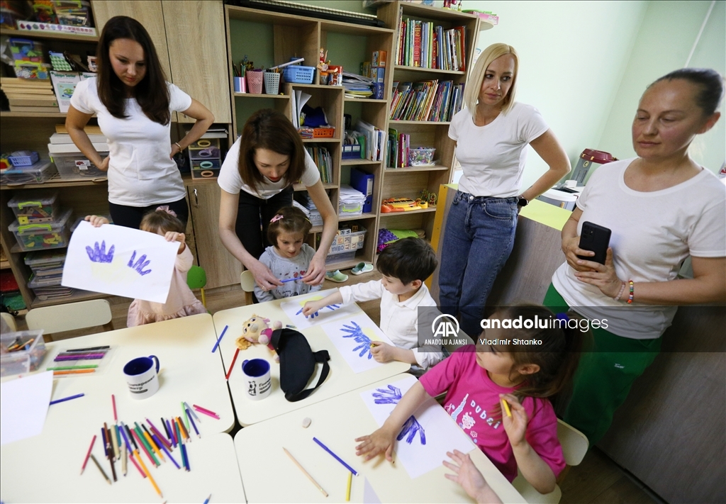 Odessa'daki çocuklar Ukrayna askerleri için resim çiziyor