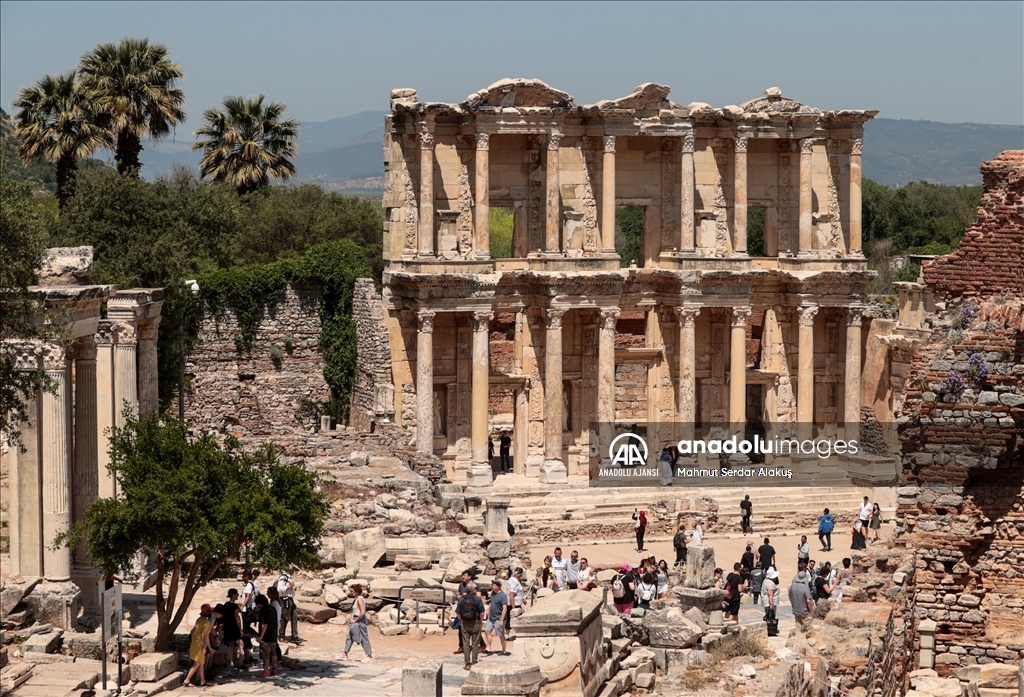 Efes Antik Kenti'nde salgının izi "kruvaziyer" dalgasıyla siliniyor