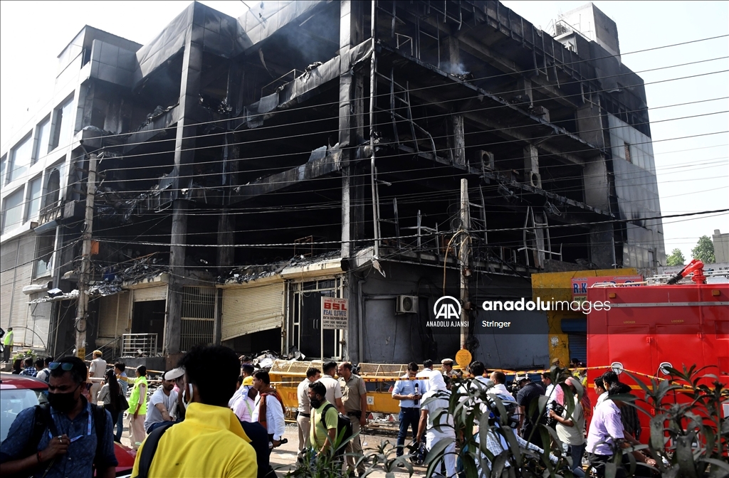 Hindistan'ın Delhi kentinde bir binada çıkan yangında 27 kişi öldü, 40 kişi yaralandı