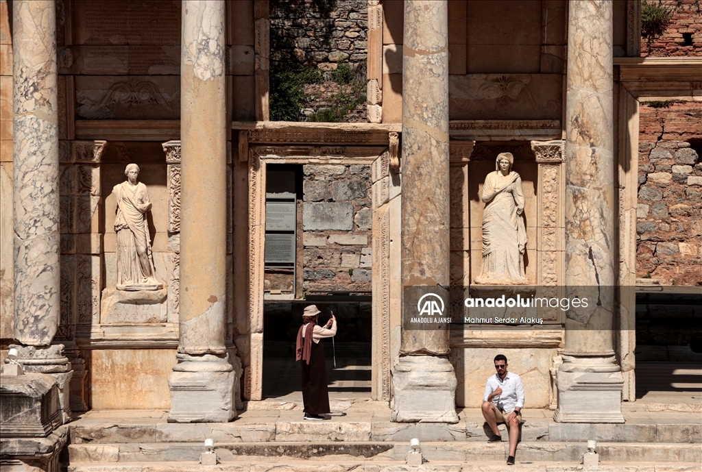 Efes Antik Kenti'nde salgının izi "kruvaziyer" dalgasıyla siliniyor