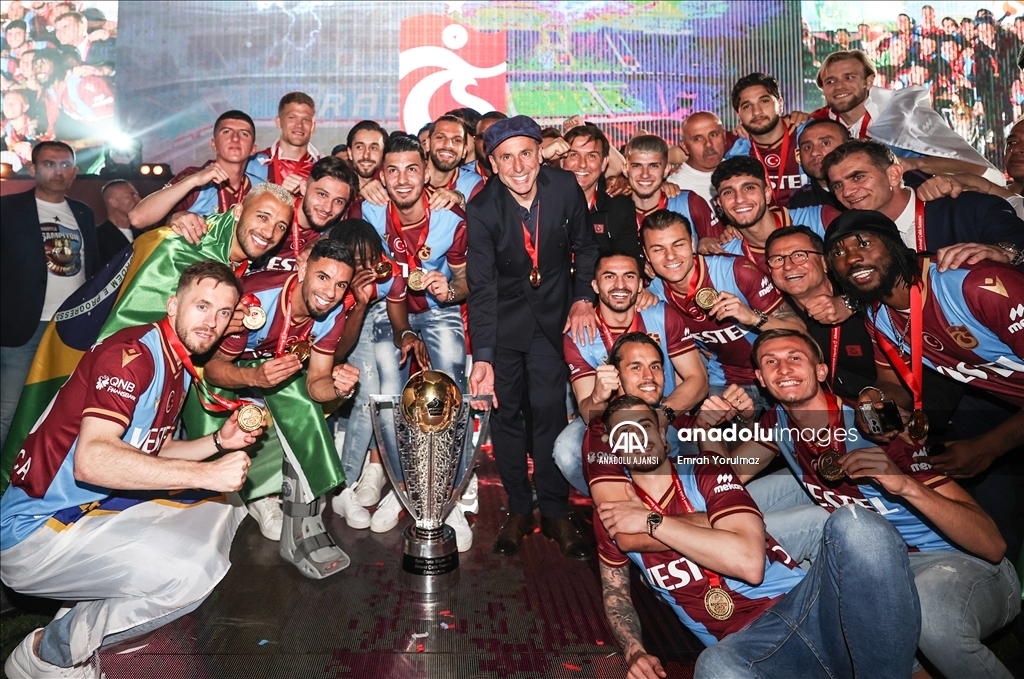 Trabzonspor şampiyonluğunu kutluyor